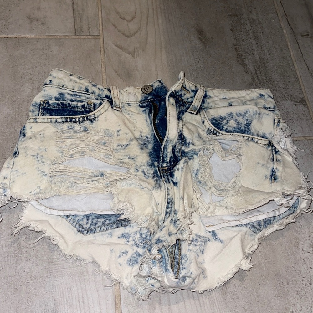 Lightwash ripped denim shorts